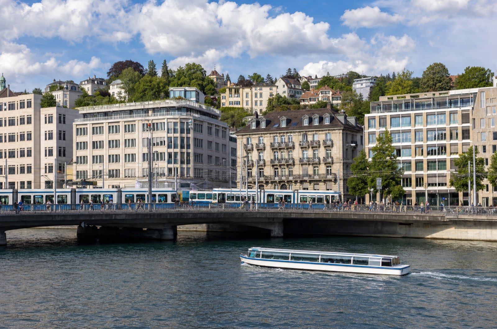 Altstadtfassaden an der Limmat